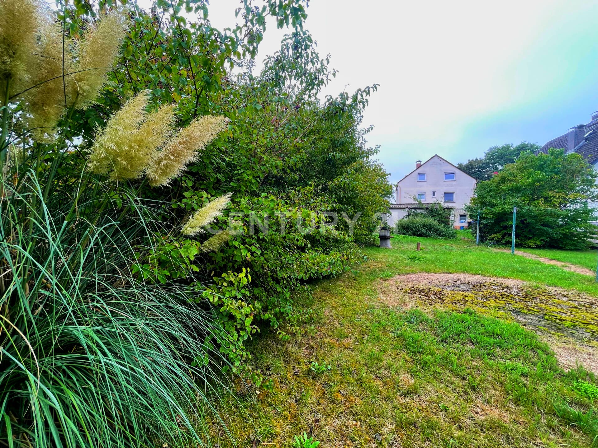 Blick vom Garten zum Haus